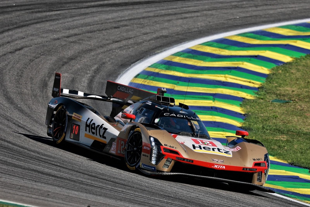Cadillac n°12 franchissant la ligne de départ lors de l'Hyperpole des 6 Heures de São Paulo