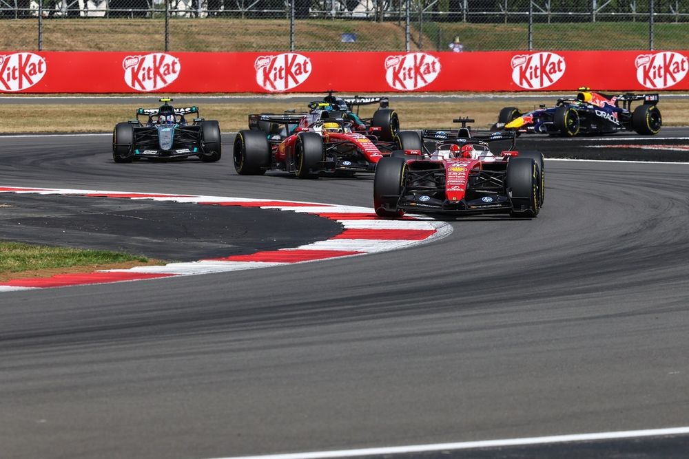 Andrea Kimi Antonelli en Mercedes, Charles Leclerc en Ferrari, Lewis Hamilton en Ferrari