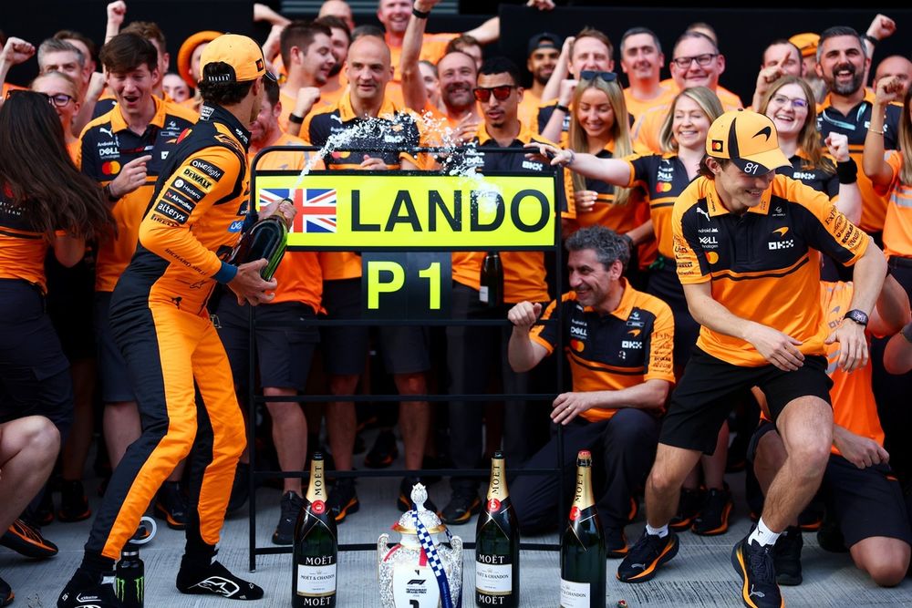 Lando Norris franchit la ligne d’arrivée à Budapest, première victoire de McLaren en 2026