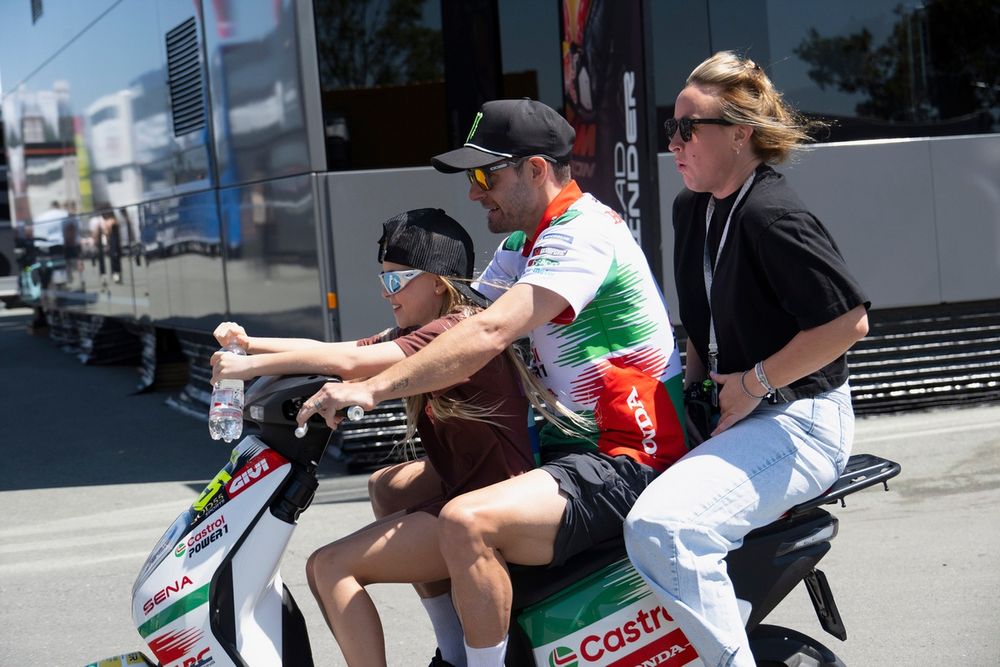 Cal Crutchlow à bord de la Honda LCR, entouré de sa famille, avant le week‑end de Silverstone
