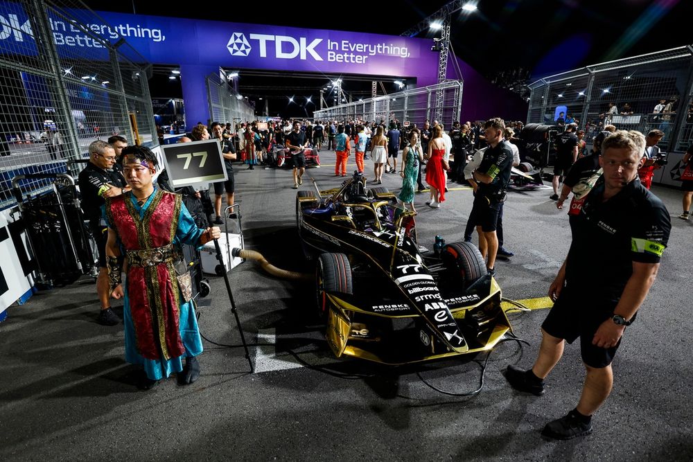 Taylor Barnard, pilote de DS Penske, sur le circuit nocturne de Tokyo