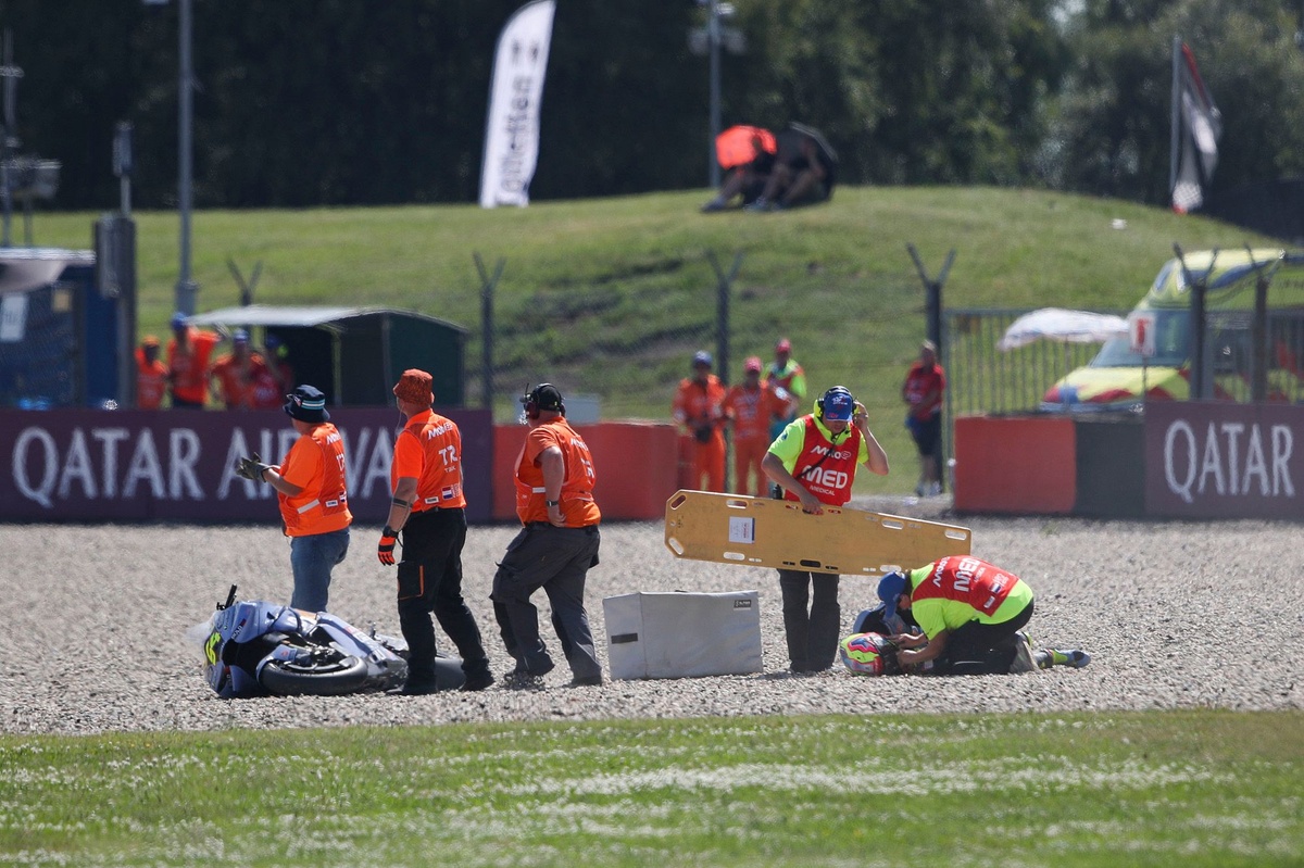 Fermín Aldeguer en tenue de Gresini Racing après sa chute au virage 11 du circuit d'Assen