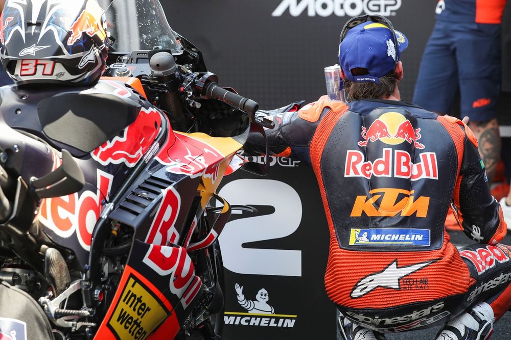 Pedro Acosta en combinaison rouge et noir avec la Red Bull KTM Factory Racing