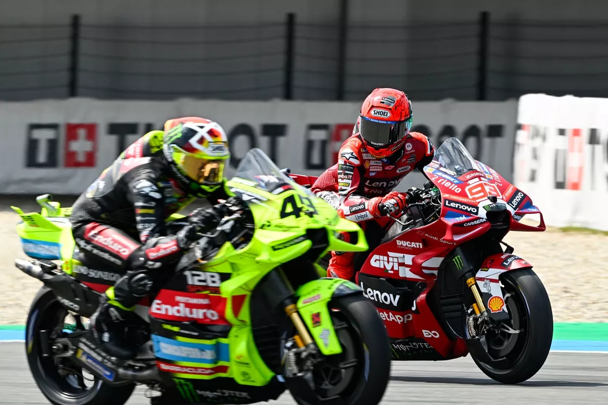 Fabio Di Giannantonio franchissant la ligne d’arrivée premier Ducati à Assen