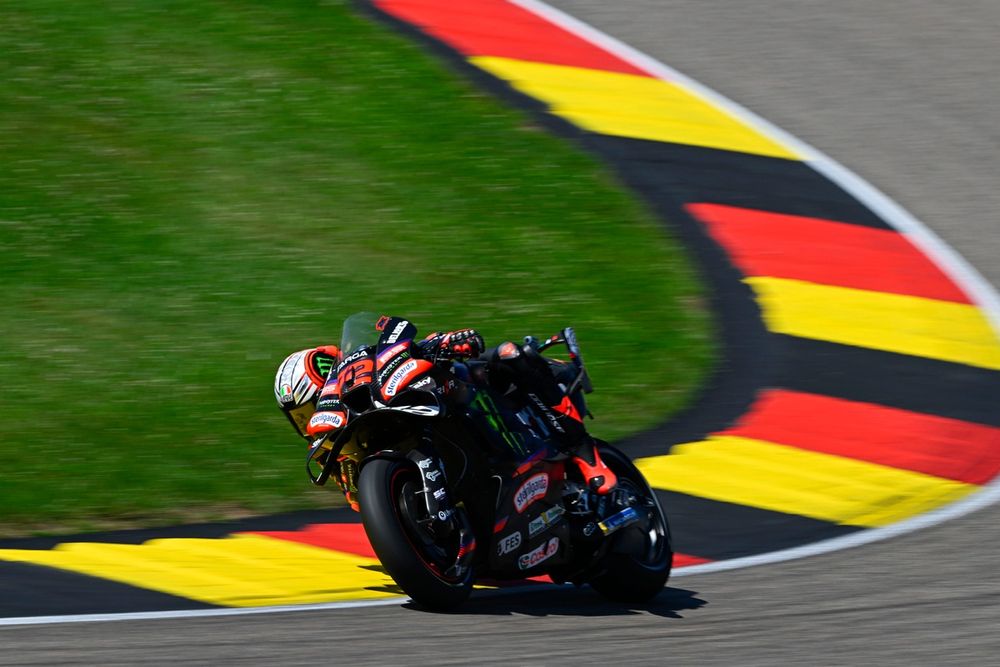 Marco Bezzecchi en tenue Aprilia Racing sur le circuit du Sachsenring, première journée du GP d’Allemagne