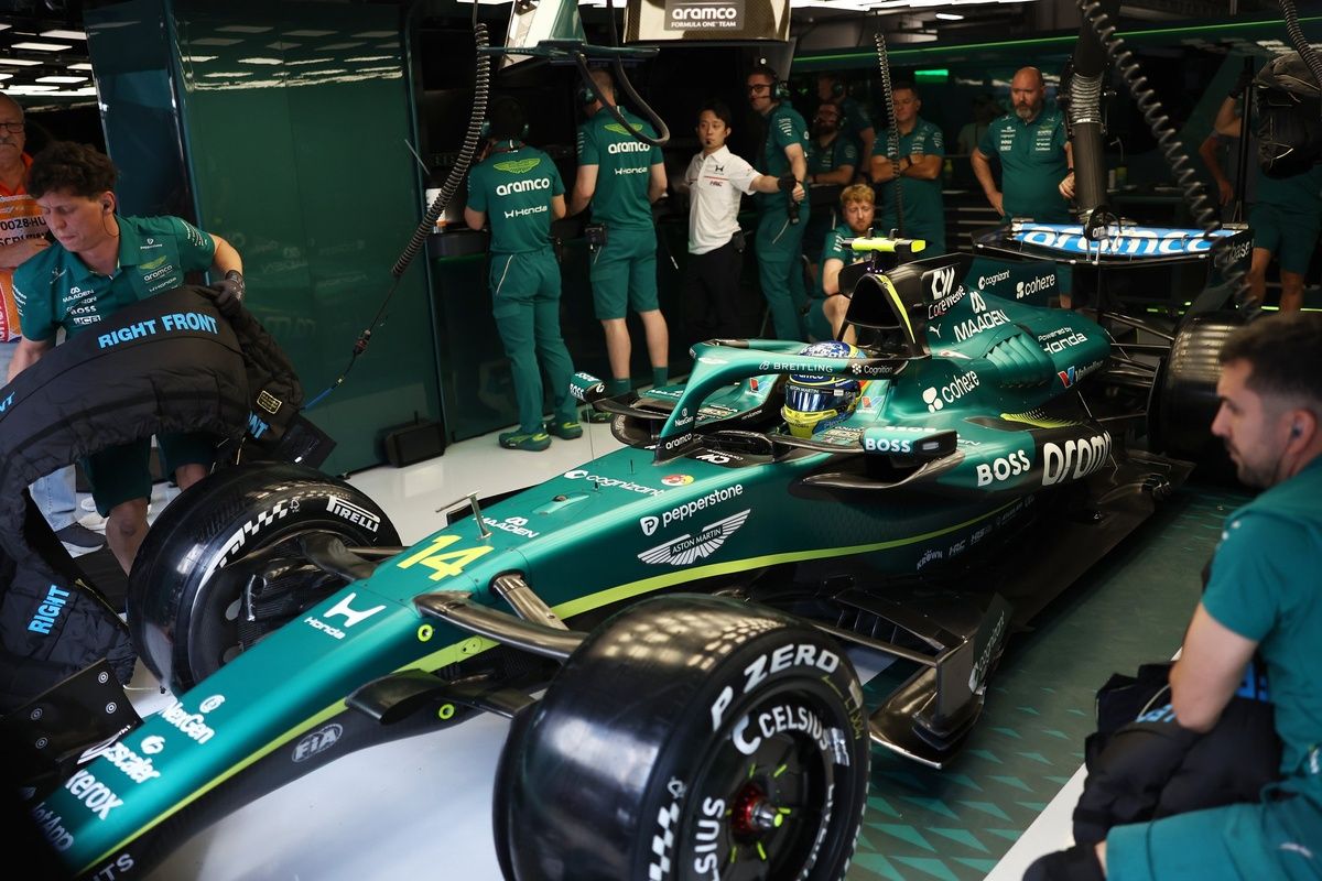 Fernando Alonso pilotant l'Aston Martin AMR26 version B sur le circuit de Budapest