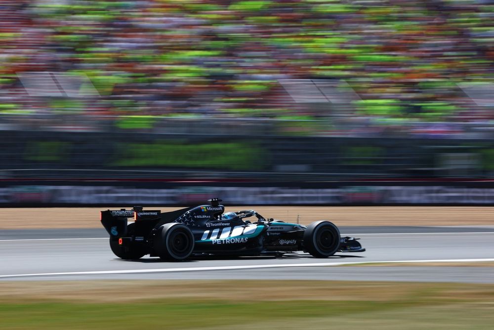 George Russell, pilote de Mercedes, en plein action sur le circuit de Silverstone