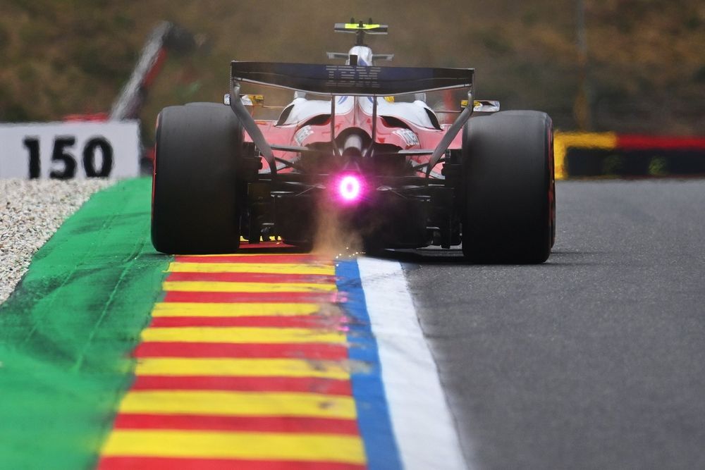 Lewis Hamilton au volant de sa Ferrari, en Essais Libres 2 à Spa-Francorchamps