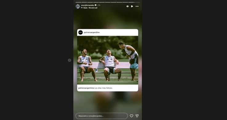 Enzo Fernández, Lionel Messi et Leandro Paredes riant ensemble sur un banc, Instagram story