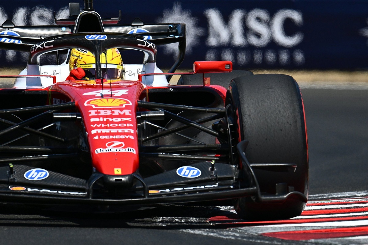 Lewis Hamilton en Ferrari sur le circuit de Budapest
