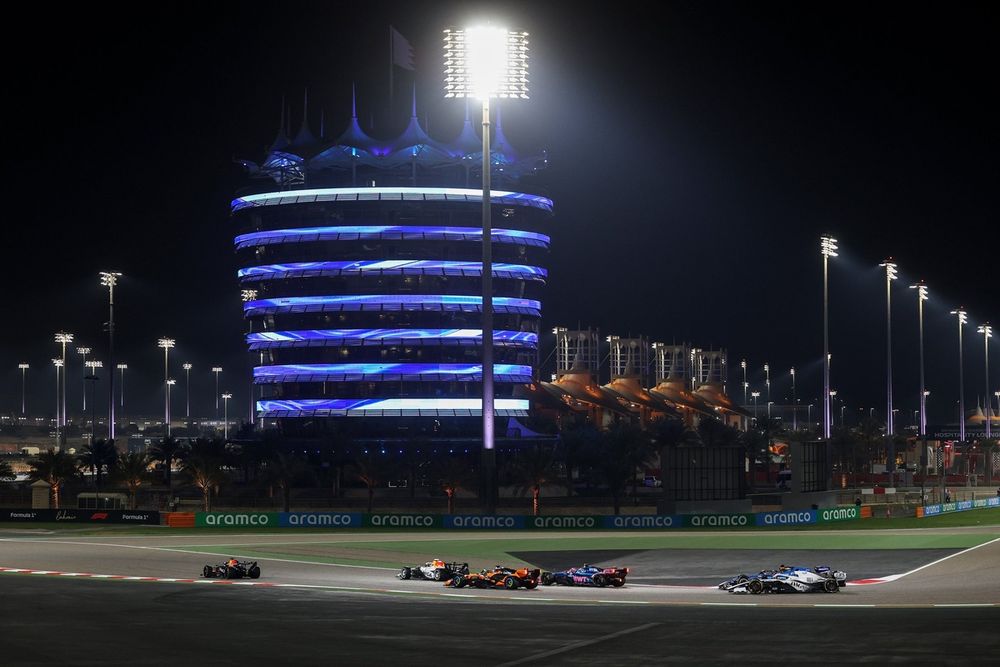 Oscar Piastri en McLaren et Max Verstappen en Red Bull devant le podium