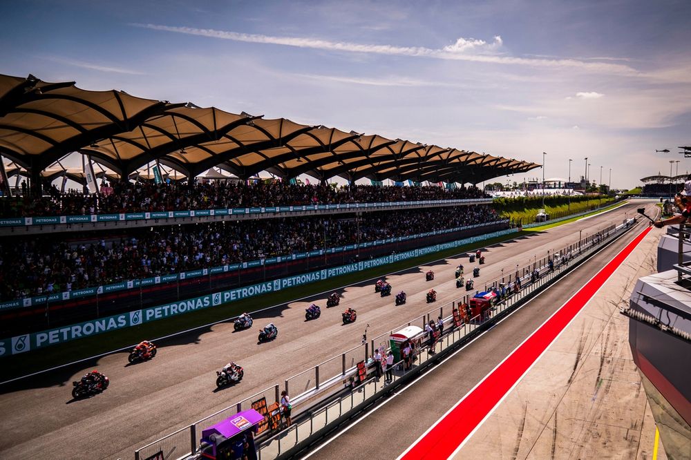 Départ d’une course de MotoGP sur le circuit de Sepang, principal championnat de sports mécaniques présent sur le site.