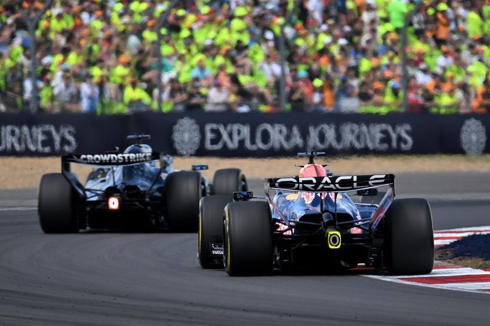 Max Verstappen sort de la piste à Silverstone suite à un incident avec l'aileron rotatif