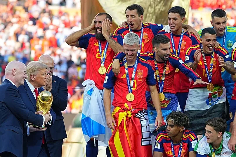 Gianni Infantino et Donald Trump brandissant le trophée après la finale de la Coupe du monde 2026 à East Rutherford, New Jersey