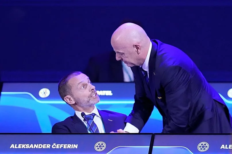 Gianni Infantino discute avec Aleksander Ceferin lors du congrès de la FIFA à Luque, Paraguay