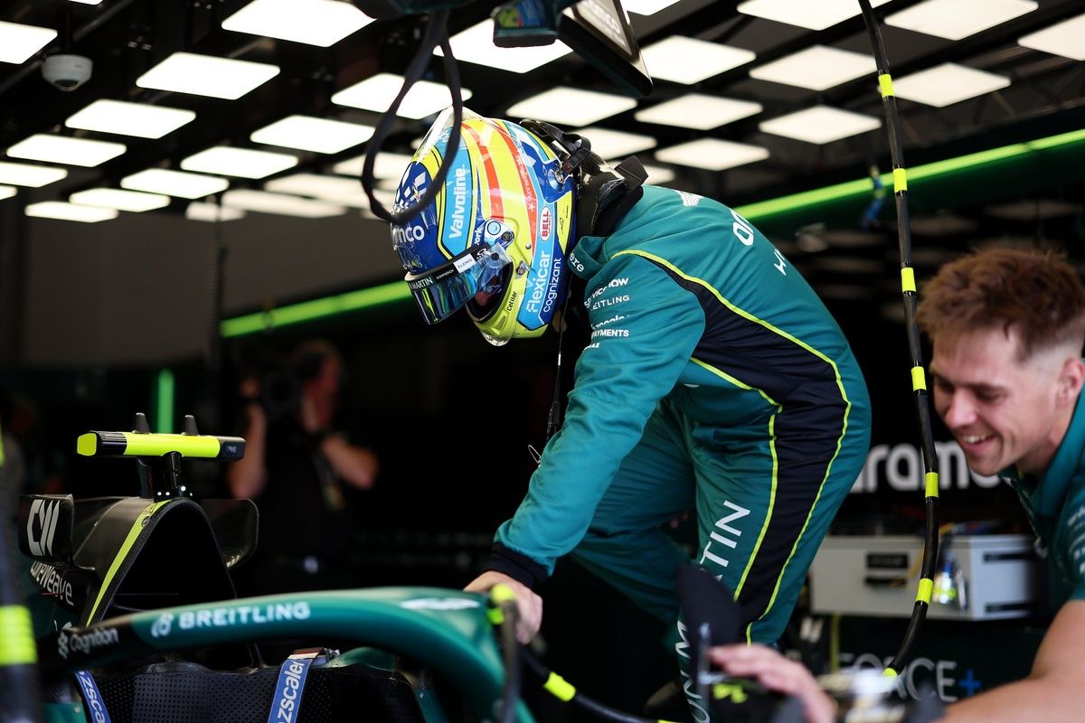 Fernando Alonso en tenue Aston Martin, pressé à Silverstone
