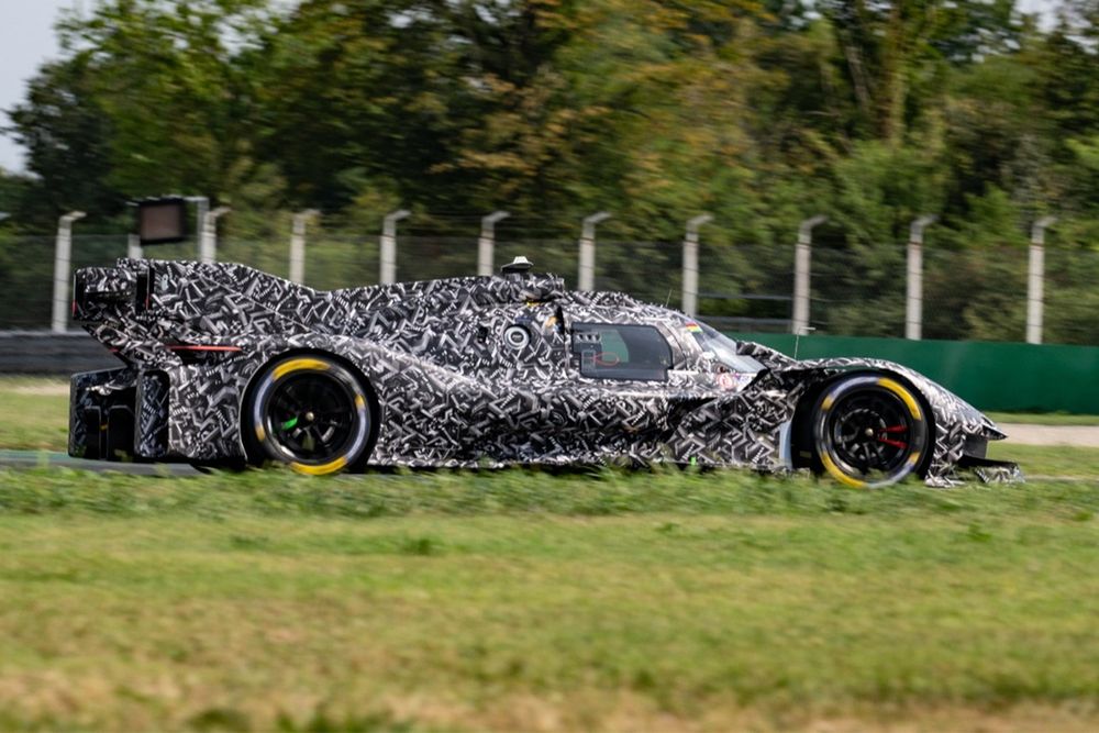 Ferrari 499P en livrée camouflage sur le circuit de Monza