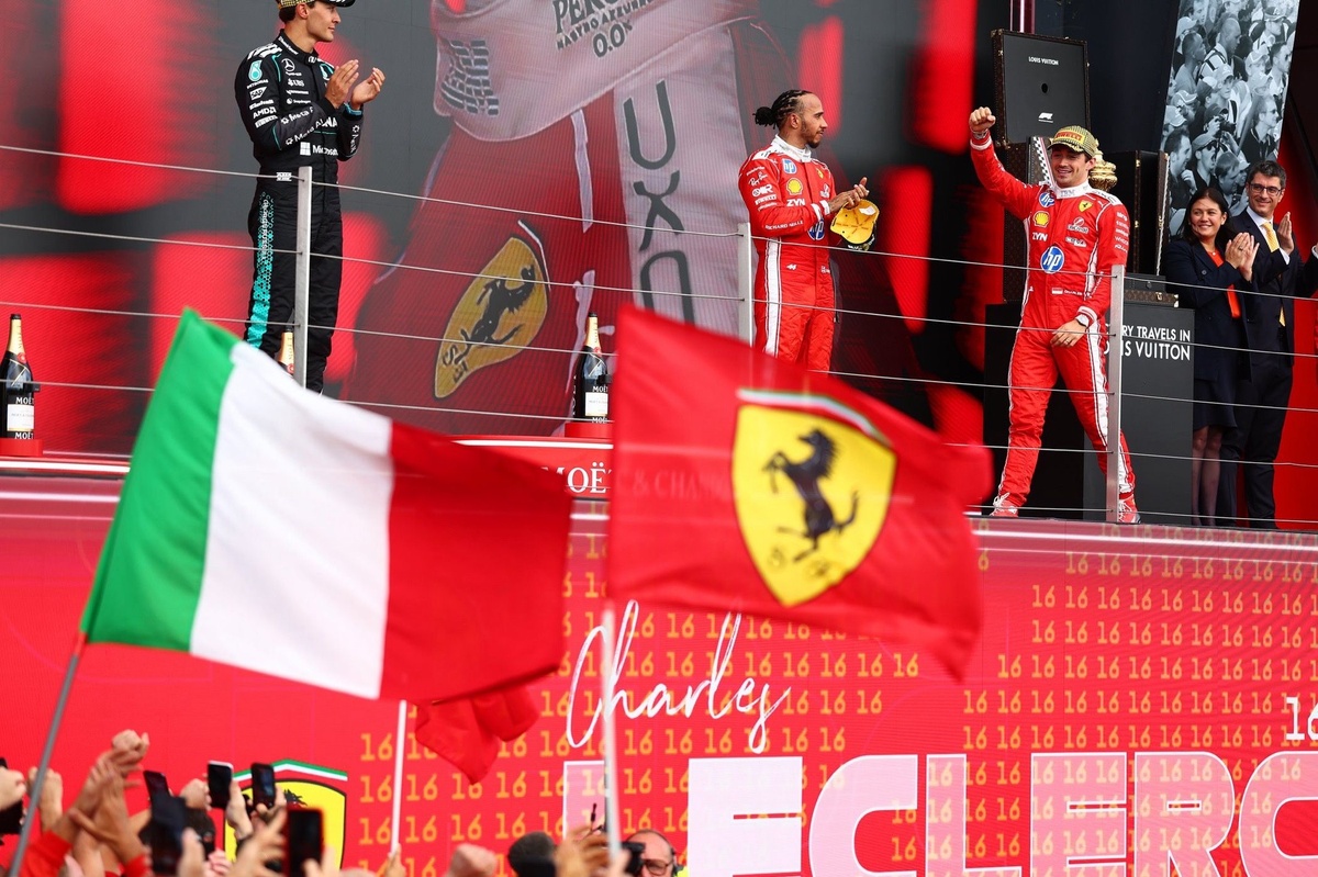Charles Leclerc franchissant la ligne à Silverstone sous les couleurs de Ferrari