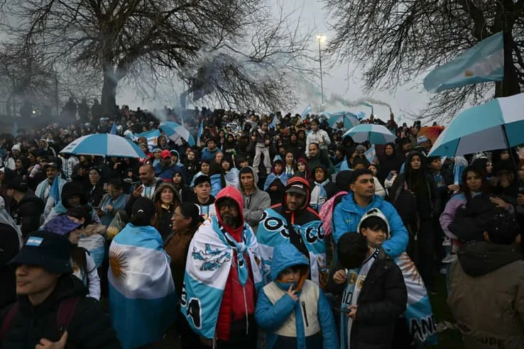 Supporters argentins en pluie devant le domaine de l'AFA