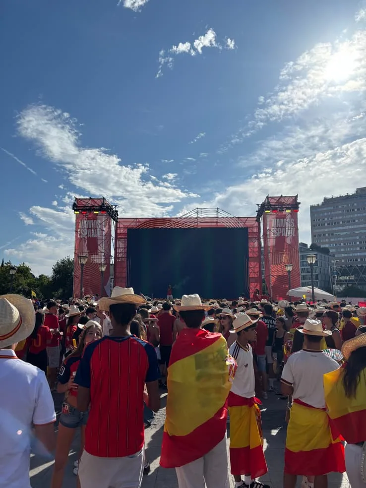 Supporters espagnols criant des insultes à l'encontre de Kylian Mbappé sur la Plaza de Colón, Madrid