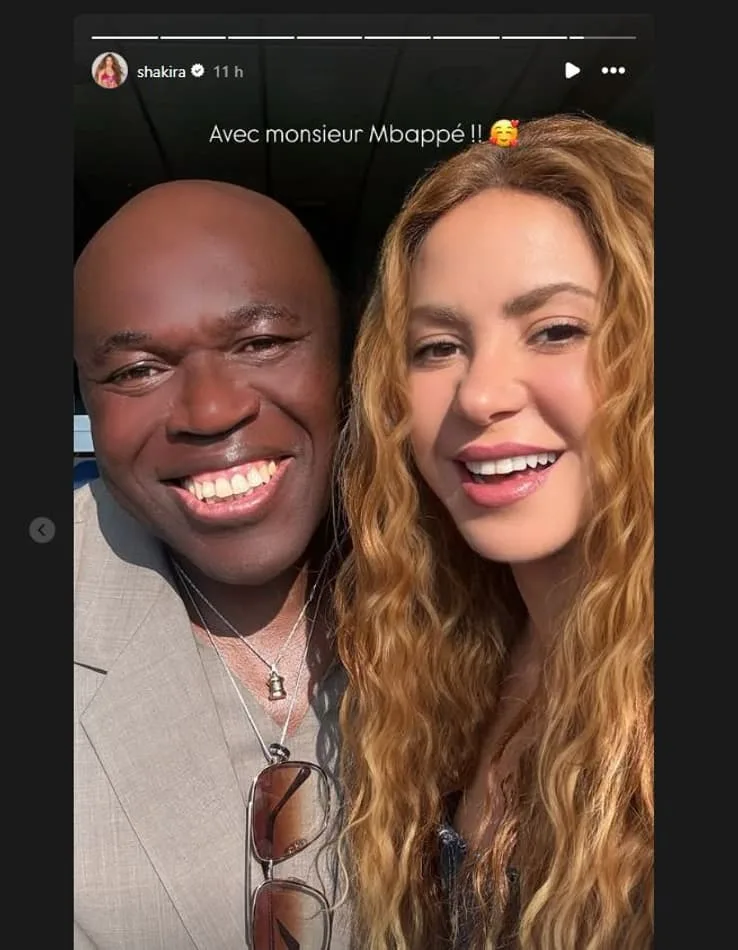 Shakira et Wilfrid Mbappé posant pour un selfie au Gillette Stadium