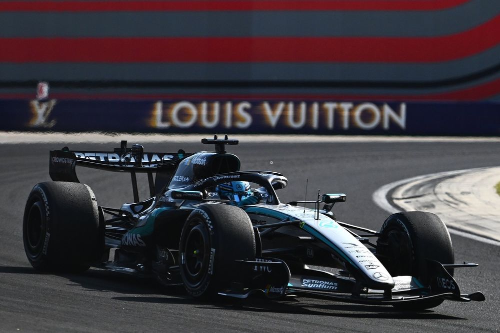 George Russell en combinaison Mercedes sur le circuit du Hungaroring
