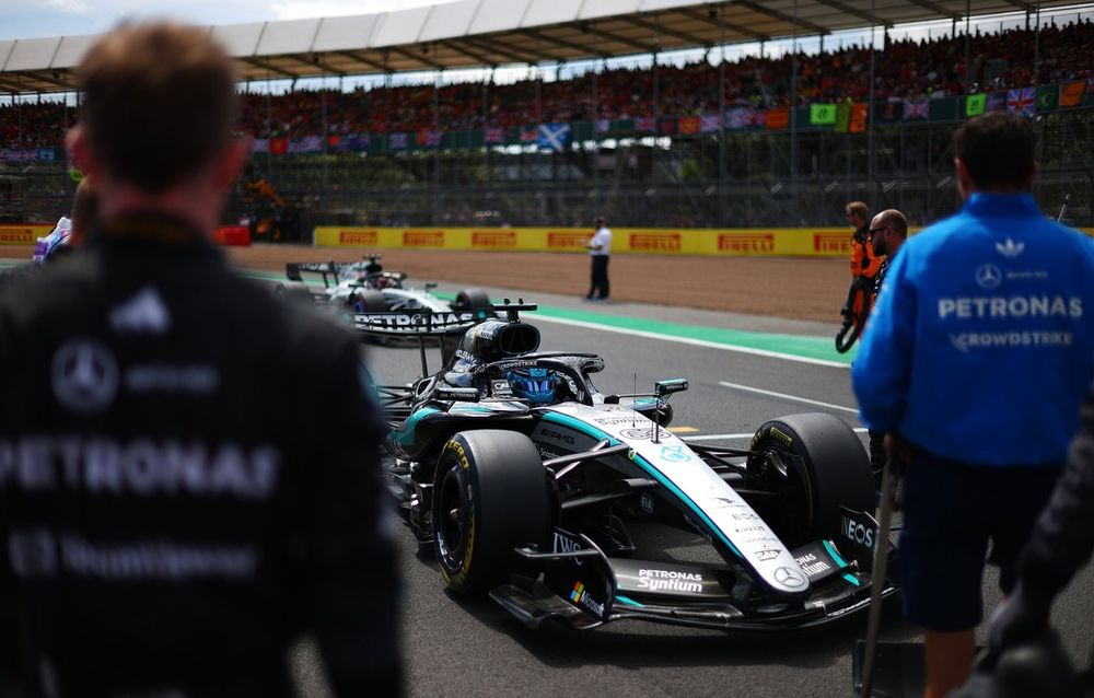 George Russell pilotant la Mercedes W17 sur le circuit