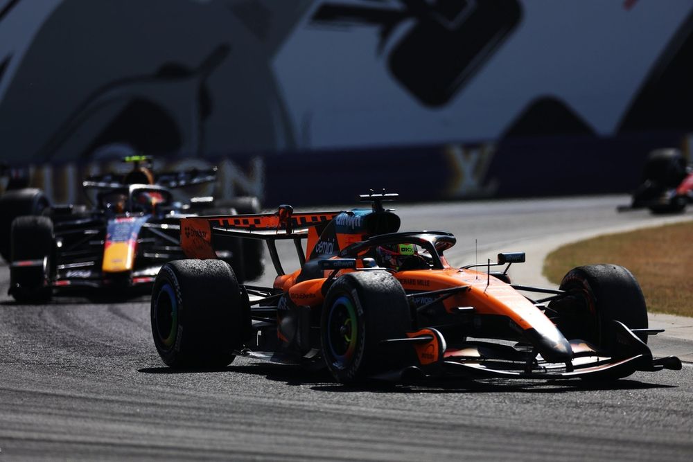 Oscar Piastri en tête, Isack Hadjar sous la pression de Lando Norris au virage 2, Grand Prix de Hongrie 2026