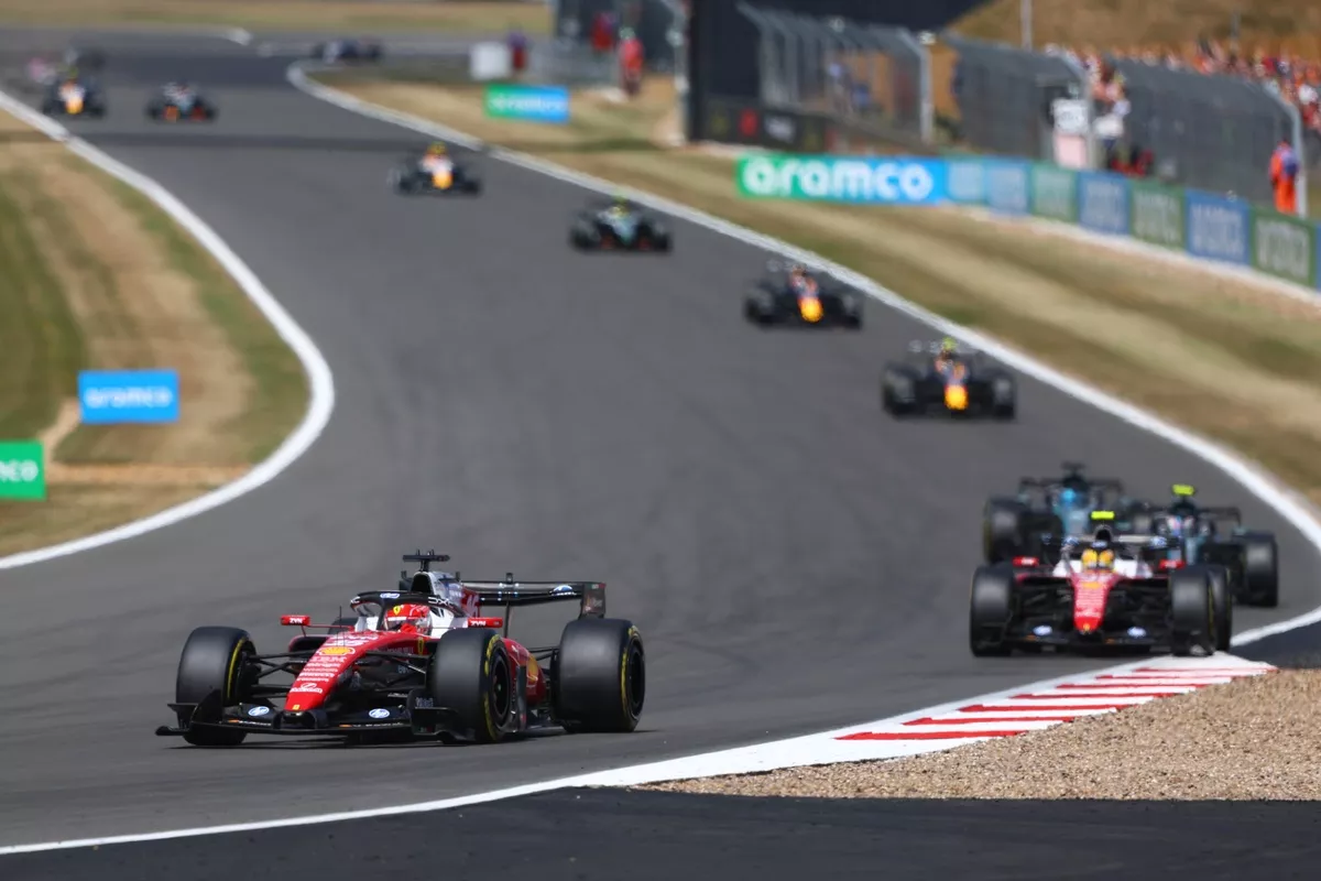 Charles Leclerc et Lewis Hamilton en tête lors des premiers tours du GP de Silverstone.