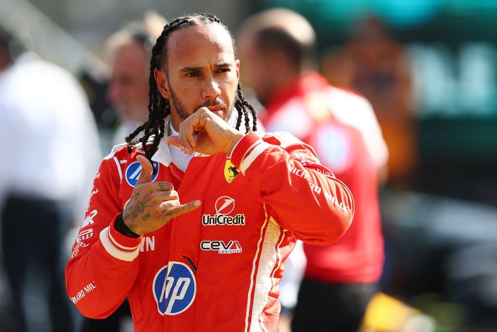 Lewis Hamilton en combinaison Ferrari sur le circuit
