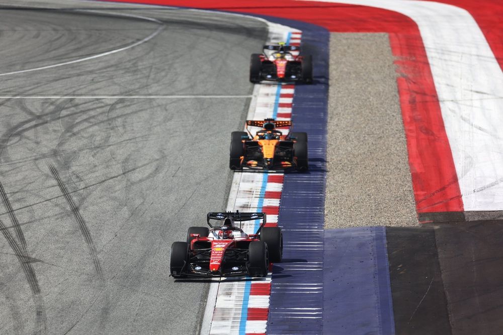 Charles Leclerc et Lewis Hamilton en Ferrari, illustrant le déficit de puissance en ligne droite