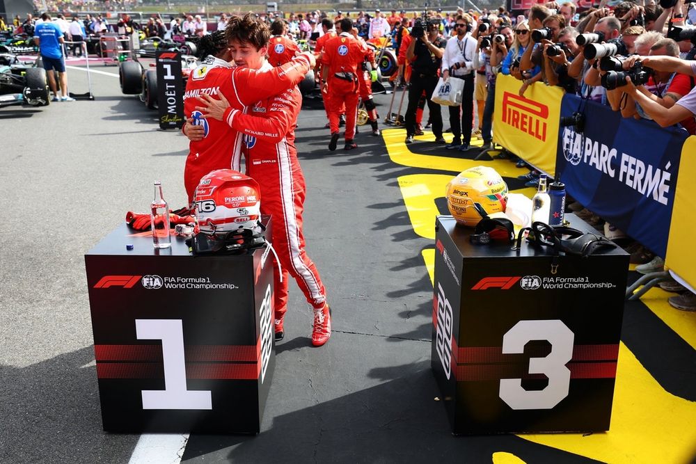 Charles Leclerc franchit la ligne en Ferrari, Lewis Hamilton en Mercedes, soirée à Silverstone 2024