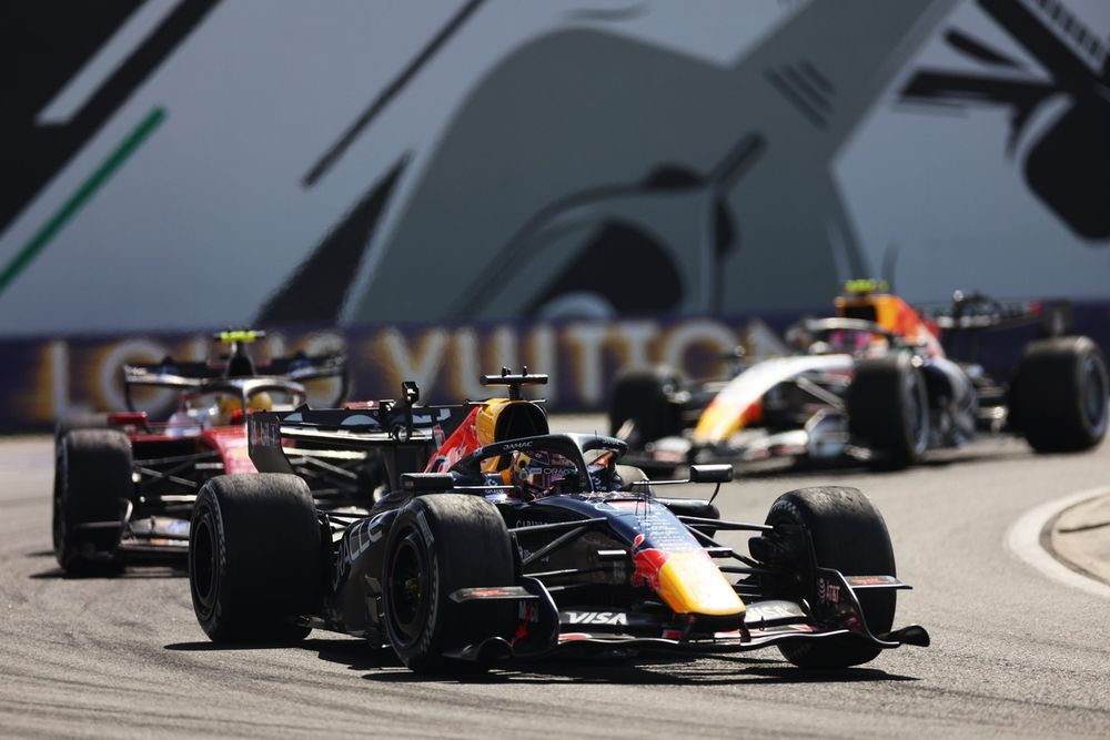 Lewis Hamilton et Max Verstappen côte à côte devant Liam Lawson sur le circuit de Hongrie