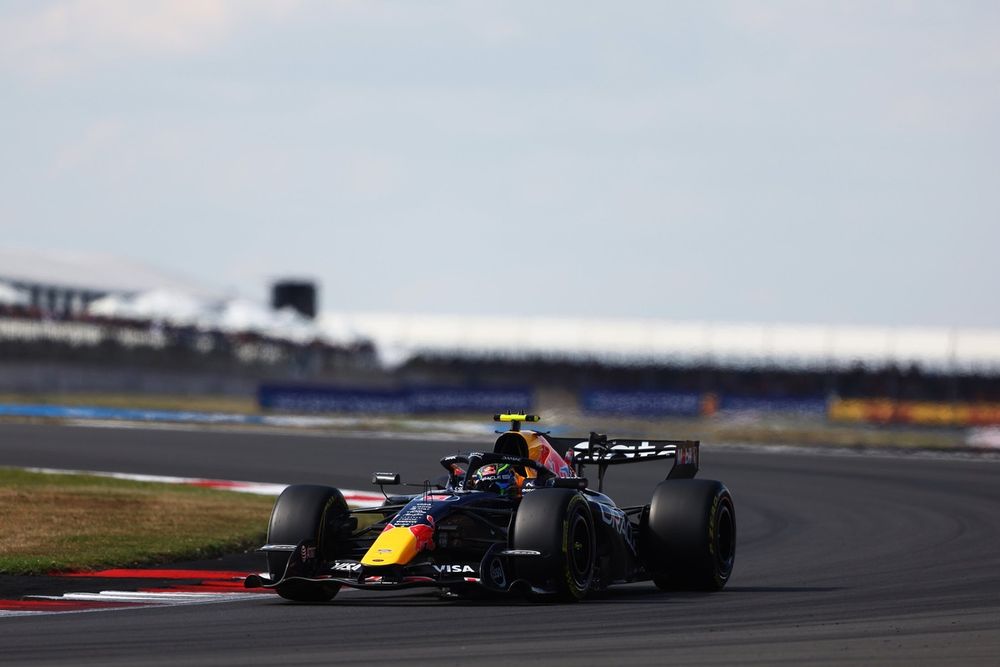 Isack Hadjar analysant ses difficultés lors du GP de Grande-Bretagne à Silverstone