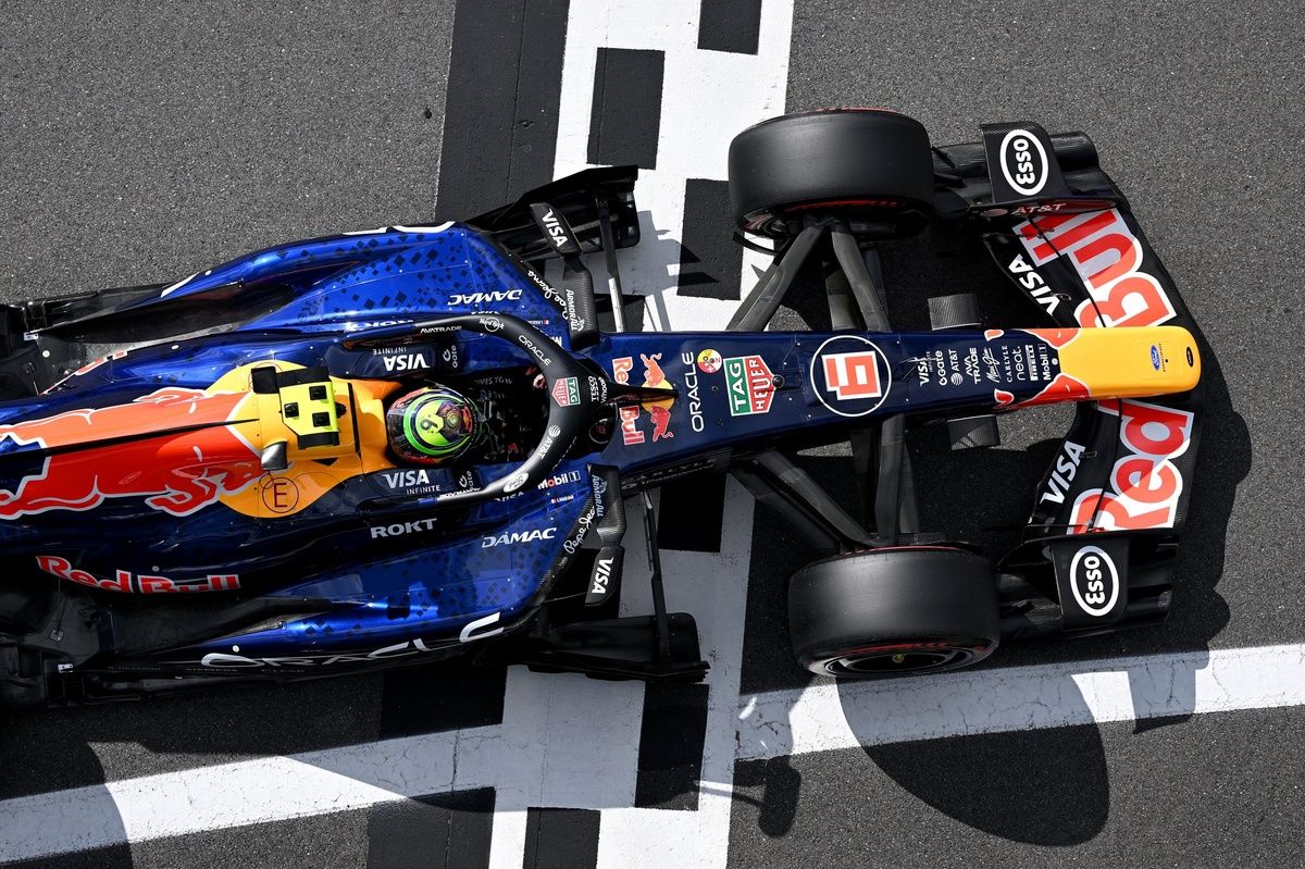 Isack Hadjar au volant de sa Red Bull Racing, prêt à prendre le départ du Grand Prix de Belgique 2026