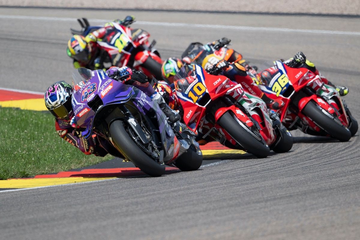 Jack Miller est doublé par plusieurs concurrents dans les derniers tours au Sachsenring.