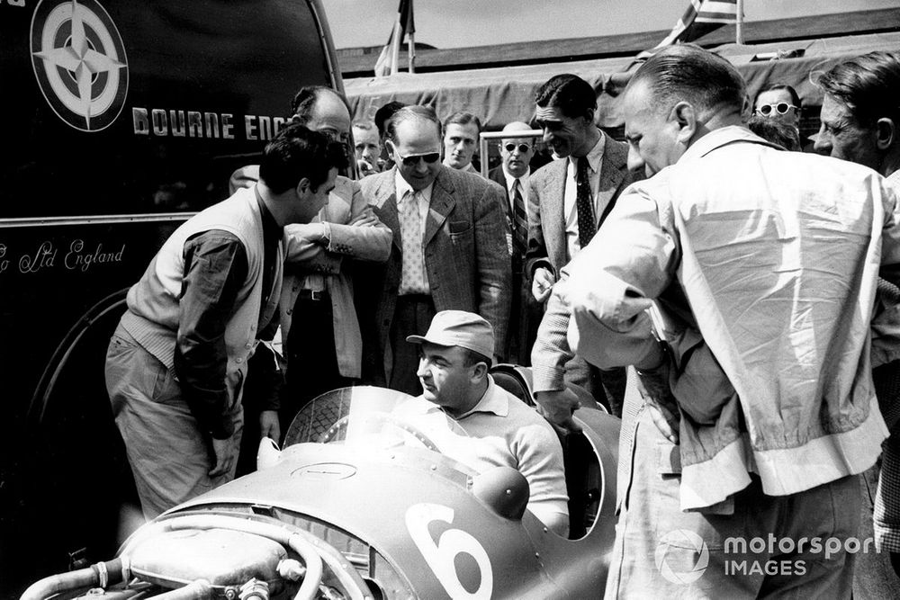 José Froilán González à bord de la Ferrari 375 sur le circuit de Silverstone en 1951