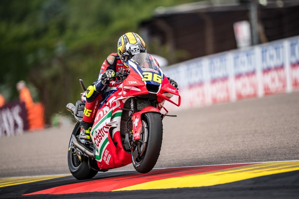 Joan Mir sur son Honda HRC au paddock