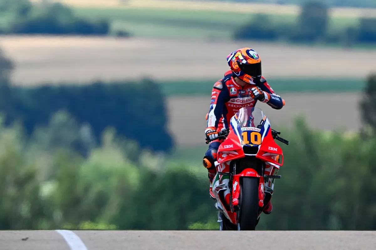 Luca Marini en plein virage sur sa Honda HRC au Grand Prix d’Allemagne