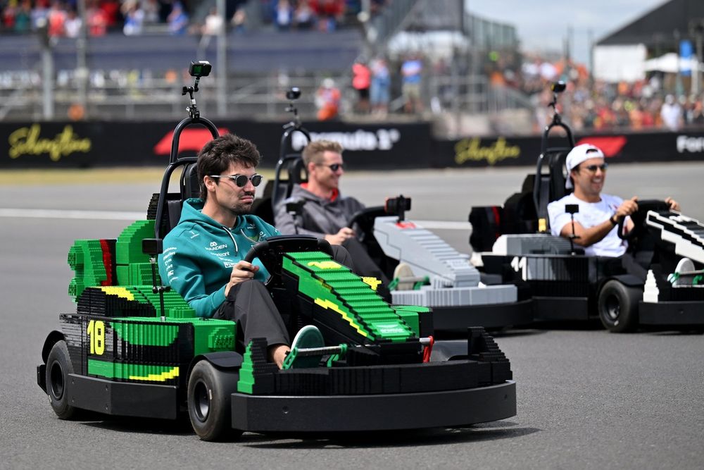Lance Stroll en action dans la course à Silverstone, vêtu de son casque Aston Martin