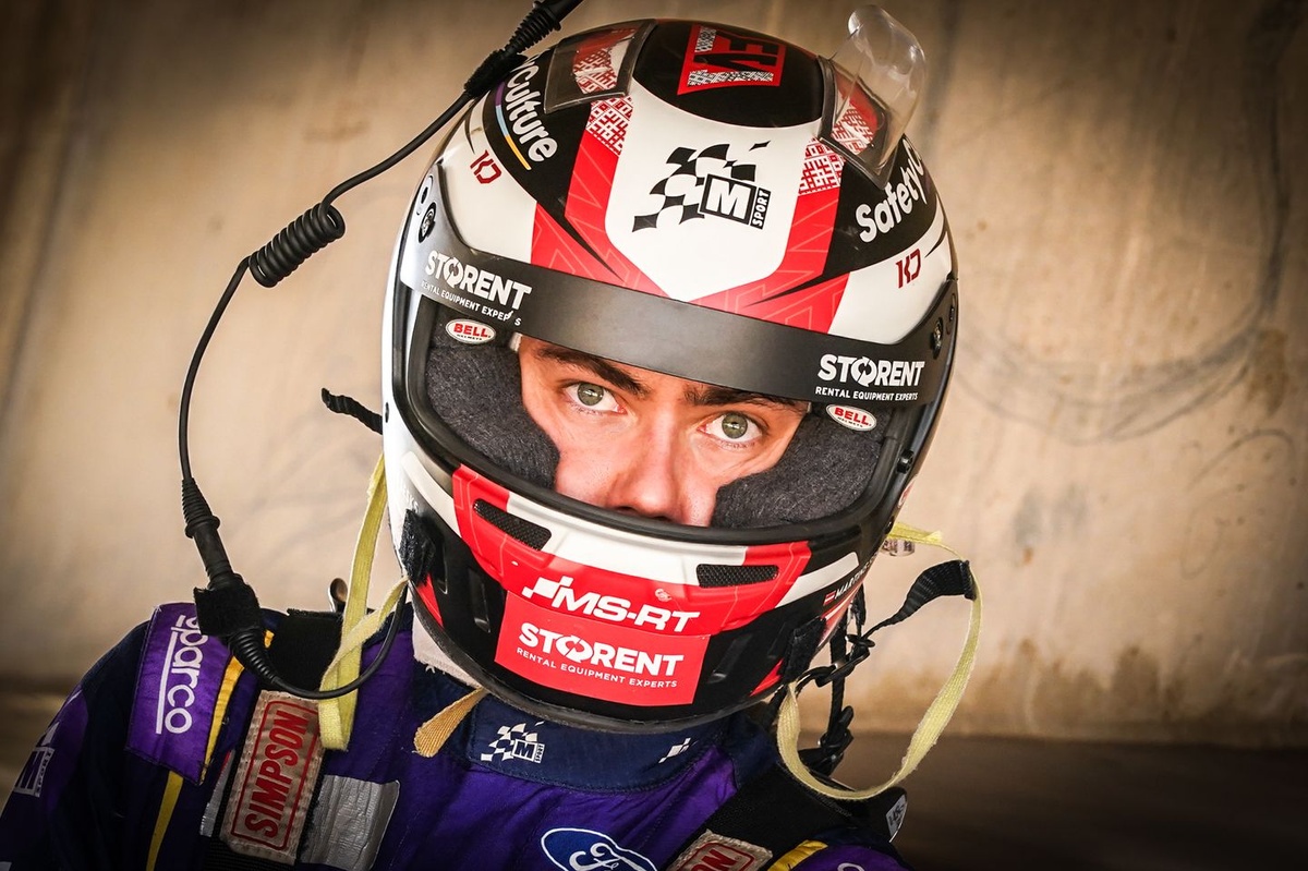 Martins Sesks aux côtés d’un véhicule Lancia Ypsilon Rally2 en essais finlandais