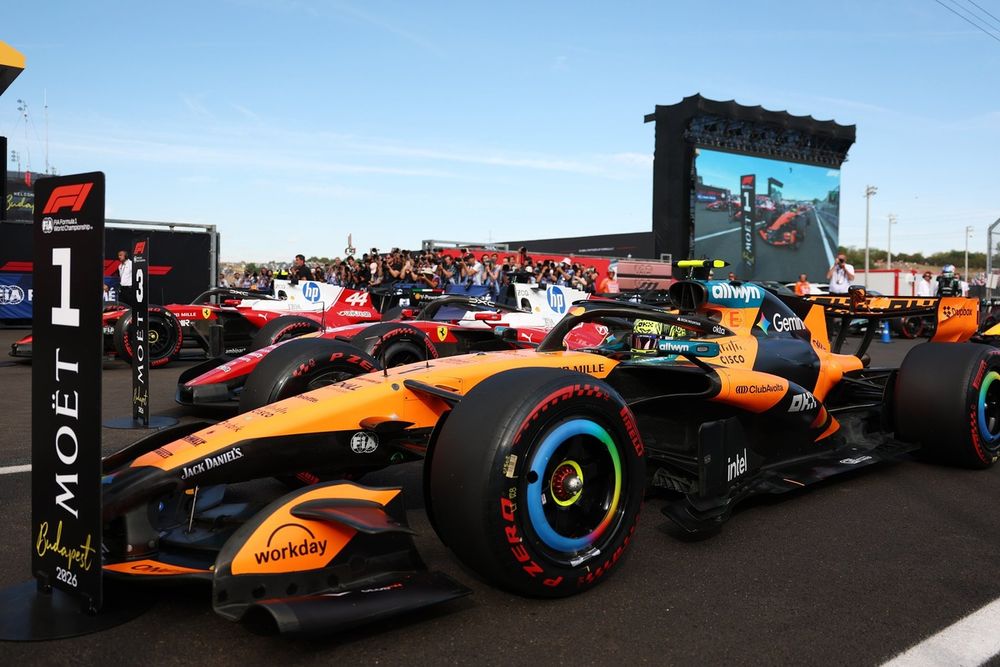 Lando Norris en casque McLaren sur le circuit du Hungaroring