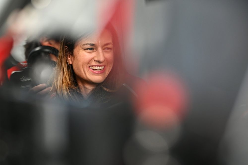 Laura Müller aux côtés d’Esteban Ocon sur le podium de Haas