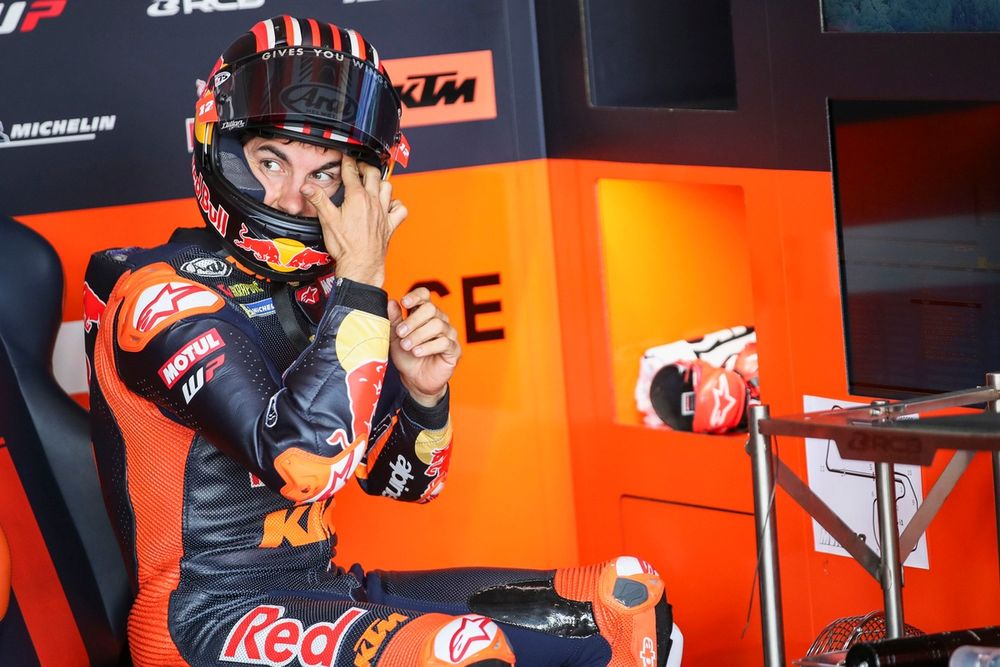 Maverick Viñales en tenue rouge‑blanche, équipé d’une moto KTM