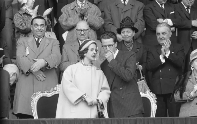 Crosse du couple royal belge dans les années 1970, portant un tee‑shirt avec le drapeau national