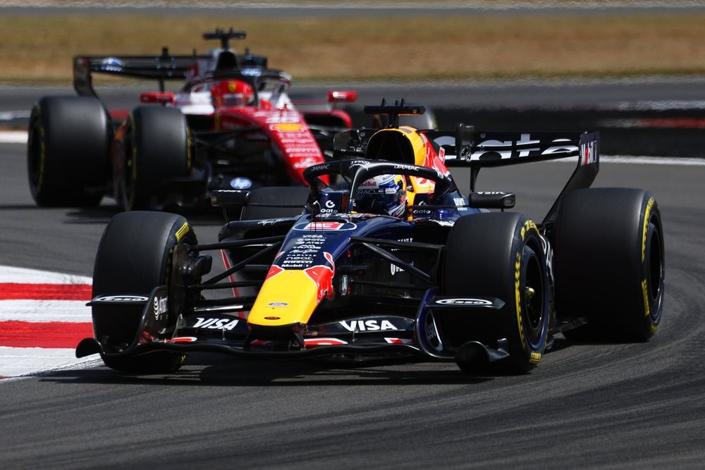 Charles Leclerc en bataille avec Max Verstappen pendant le sprint.