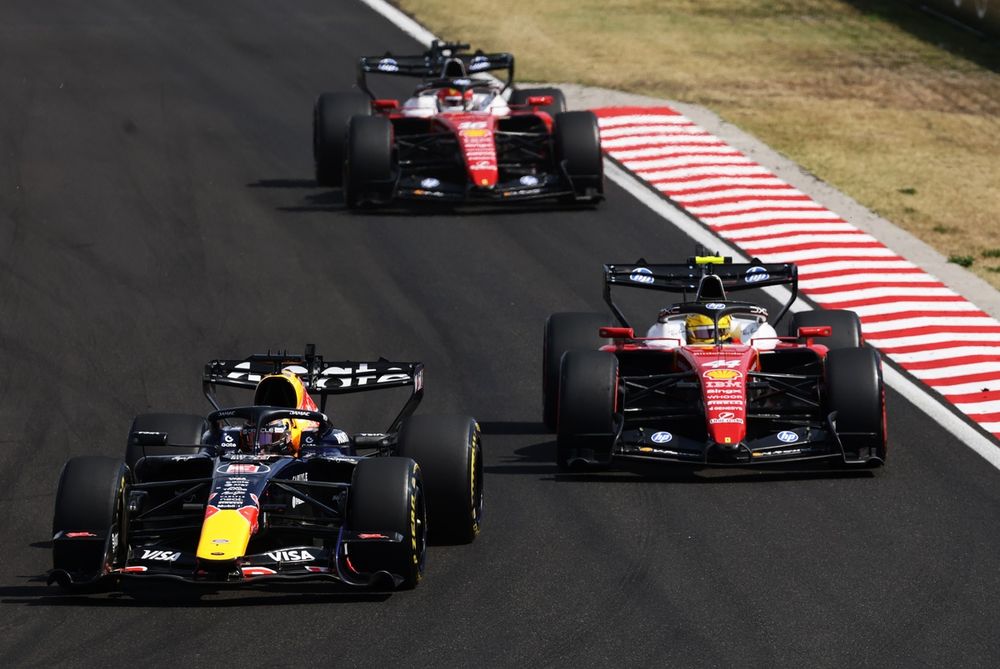Charles Leclerc en Ferrari derrière Lewis Hamilton et Max Verstappen, Grand Prix de Hongrie 2026