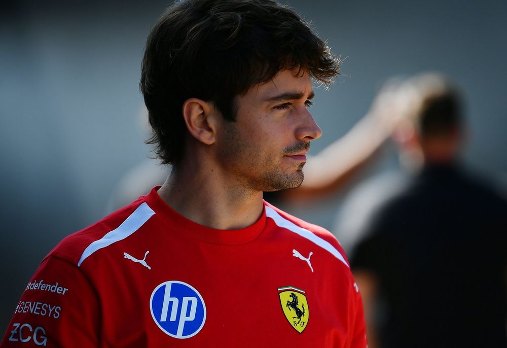 Charles Leclerc dans le paddock de Silverstone