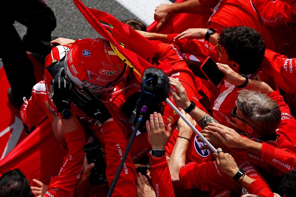 Charles Leclerc célèbre sa victoire avec son équipe Ferrari à Silverstone