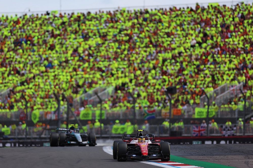 Pilotes Ferrari et Mercedes côte à côte, illustrant l’utilisation équivalente des batteries en 2024